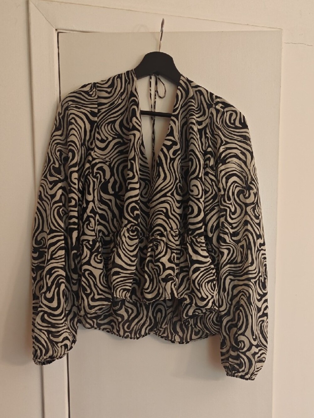 H&M Black and White Swirl Tie-Front Blouse - Picture 3 of 4